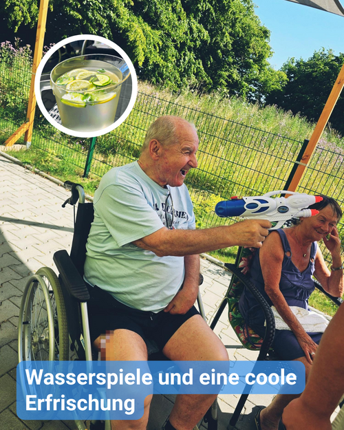 Senior im Rollstuhl erfreut sich über Wasserspiele im Sommer. Außerdem zu sehen, ein kühles Getränk mit Zitrone und Gurken. Bildbeschriftung: Wasserspiele und eine coole Erfrischung